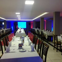 Telão Data Show para Eventos em Restaurantes e Iluminação Decorativa.