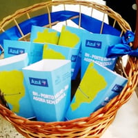 Pipoca em balcões e carrinhos personalizados, caixinhas descartáveis personalizadas.