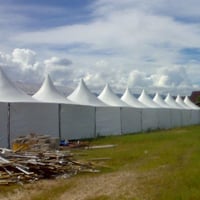 Quinze Tendas Chapéu de Bruxa 5x5 Branca Conjugadas com Fechamentos Laterais