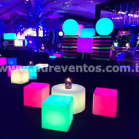 Lounge com puffs iluminados