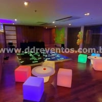 Lounge com puffs iluminados