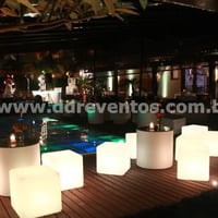 Lounge com puffs iluminados