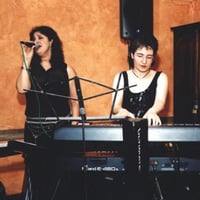 Teclado e cantora em recepção