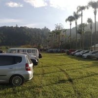 Amplo estacionamento fechado