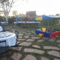 Cama elástica e piscina de bolinha