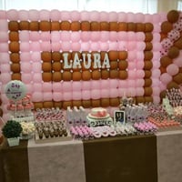 Painel de balões rosa e marrom