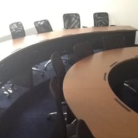 Sala de reunião, 15 pessoas.