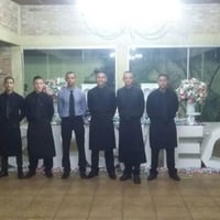 Proporcionamos ao seu grande dia um abrigada treinada e uniformizada