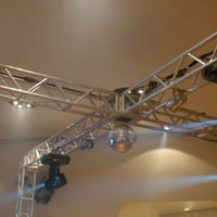 Estrutura de Boxtruss em formato de X , tam 4 X 4. 

Iluminação com 4 Muvin heads , Par led´s , Ra