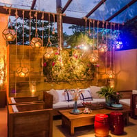 Iluminação cênica da decoração de casamento em Trancoso.