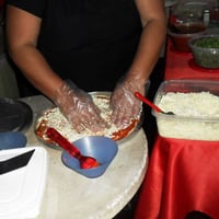 montagem da pizza no evento