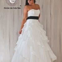 Vestido de Noiva, Gazar de seda pura, com aplicação de renda bordada e faixa colorida