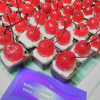Caxeta de Chocolates com Tufa e Cereja.