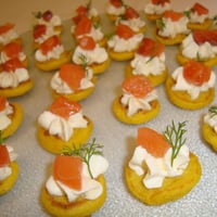Blinis de Açafrão com Sour Cream e Lâminas de Salmão Marinado
