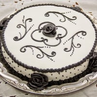 Bolo de chocolate com cobertura e decoração em glacê