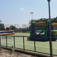 Brinquedos infláveis em evento corporativo