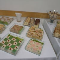 Coffee Break intermediário - sanduíches decorados, de baguete, bolo e croissant de chocolate