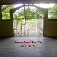 Visão da parte de dentro do salão para o jardim