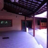 Varanda colonial do bar do Salão de Festas REALIZE. Nesta lateral fica a área play em sala reservada