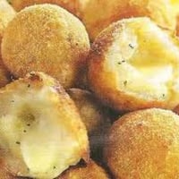 bolinhos de queijo mussarela,catupiry e cheddar.