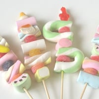 espetinhos de marshmalow