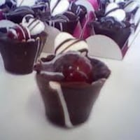copo de chocolates com cereja