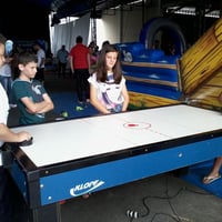 aerohockey motor 110 volts ou 220 , acompanha 2 batedores e 1 disco