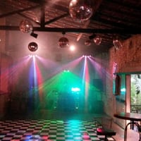 local rústico com iluminações em led, globos, pista xadrez