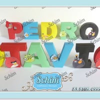 Letras personalizadas para decorar mesas de aniversario.