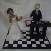 noivo DJ e noiva dançando