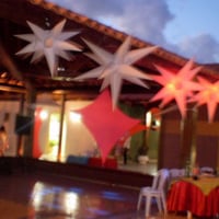 SOM,LUZ,DJ,DECORAÇÃO COM MALHAS TENSIONADAS E BALÕES.