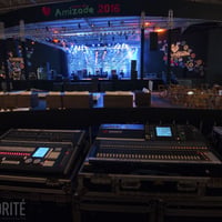 House Mix, no detalhe um Mixer digital marca Yamaha modelo LS9 32 canais, e a esquerda uma controlad