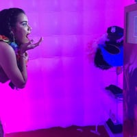 A debutante aproveitando