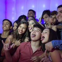 Olha quanta gente cabe em nossa Cabine de Fotos, a turma toda!