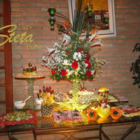 MESA DE FRIOS COM ARRANJO EM FLORES NATURAIS E VELAS