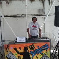 DJ Bandeira animando a tarde no Sesi a beira da Piscina