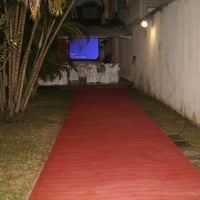tapete vermelho c/ telão na casa de festas