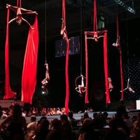 evento empresarial, com o tecido acrobatico