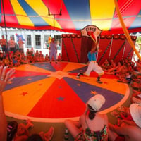 show de circo, na lona de circo com os spalhaçõs