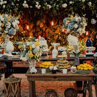 Casamento azul serenity com amarelo