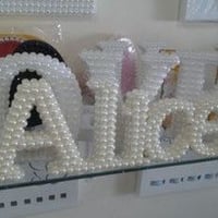 Letras em MDF com pedrarias e/ ou pérolas.
