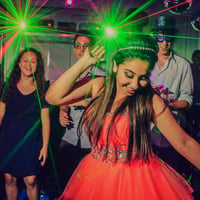 Som, Luz e Djs Profissionais Para uma Grande Balada.