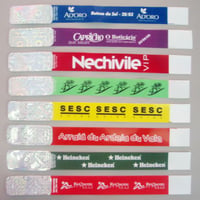 Pulseiras em PVC.