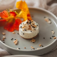 Temos uma variedade de canapés no nosso menu finger food e menu de entradas
