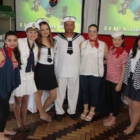 Equipe caracterizada de acordo com o tema da festa.