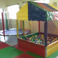 Piscina de bolinhas 1,5x1,5m+Cama elástica 2m+escorregador+gangorra R$250,00
