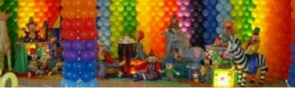 Decoração com bolas e malha tencionada