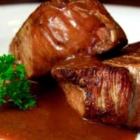File mignon grelhado c/ molho de vinho tinto