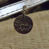 Detalhe do pingente com strass e nome do cliente
