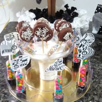 Tubets e Pirulitos de Bolacha Recheada cobertura de Chocolate.